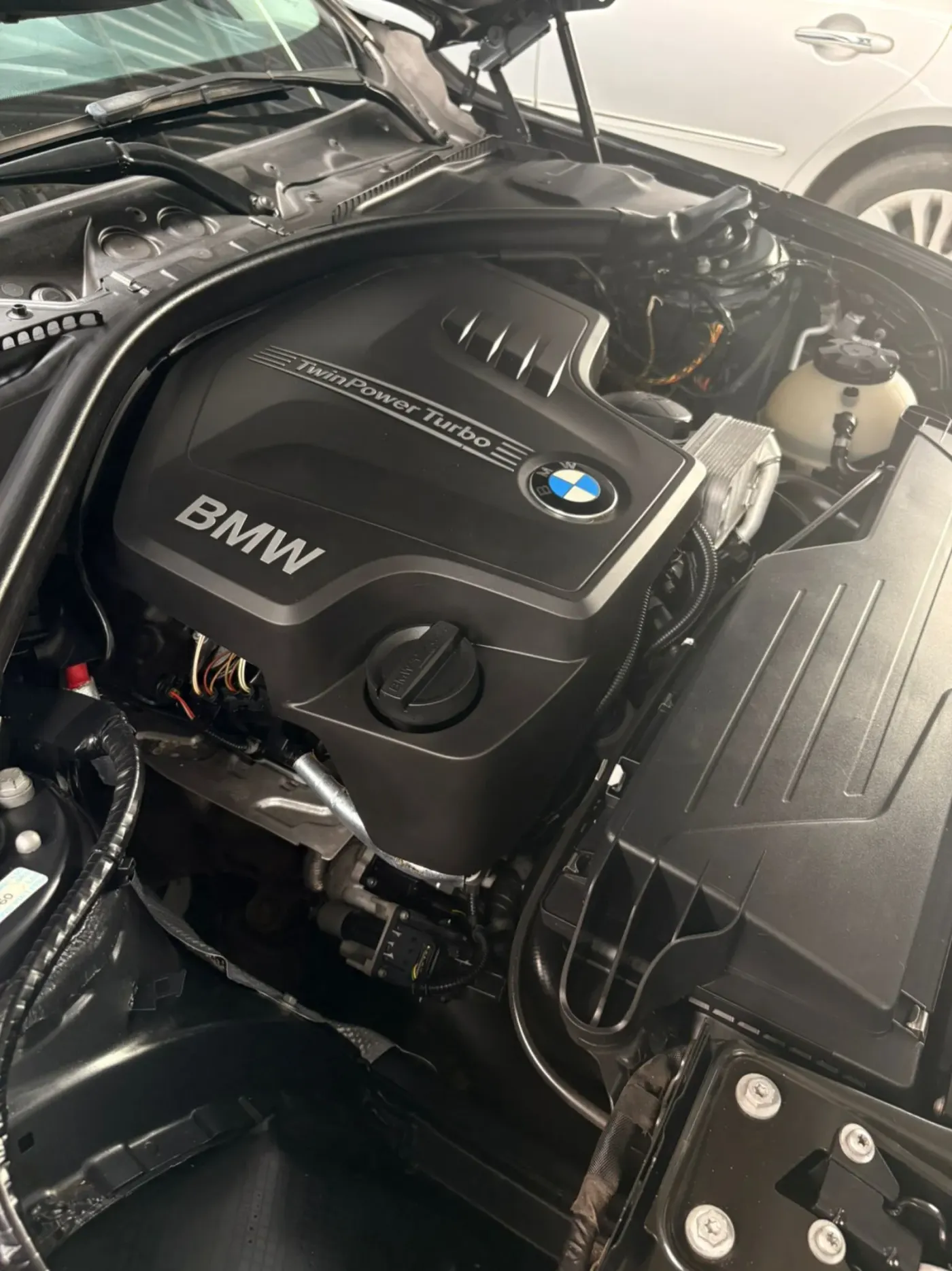 Mecânico Auto Imports trabalhando em motor BMW